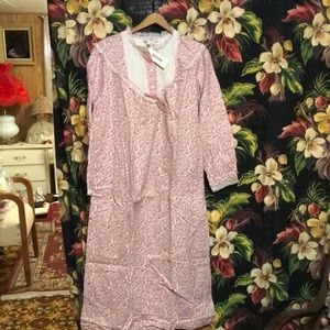 Ladies Flannel nightgown Size Medium NWT